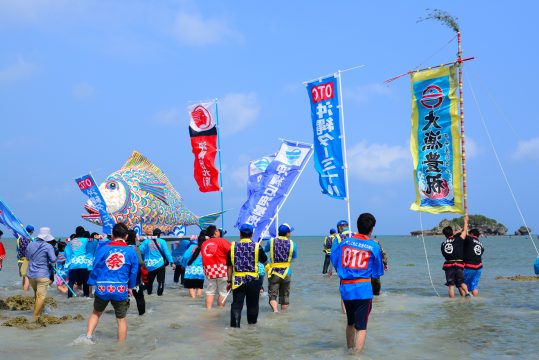 魚の御輿を担ぐ「サングヮチャー」という行事