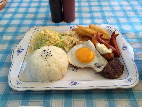 うるま市石川にある居酒屋「パラダイス」