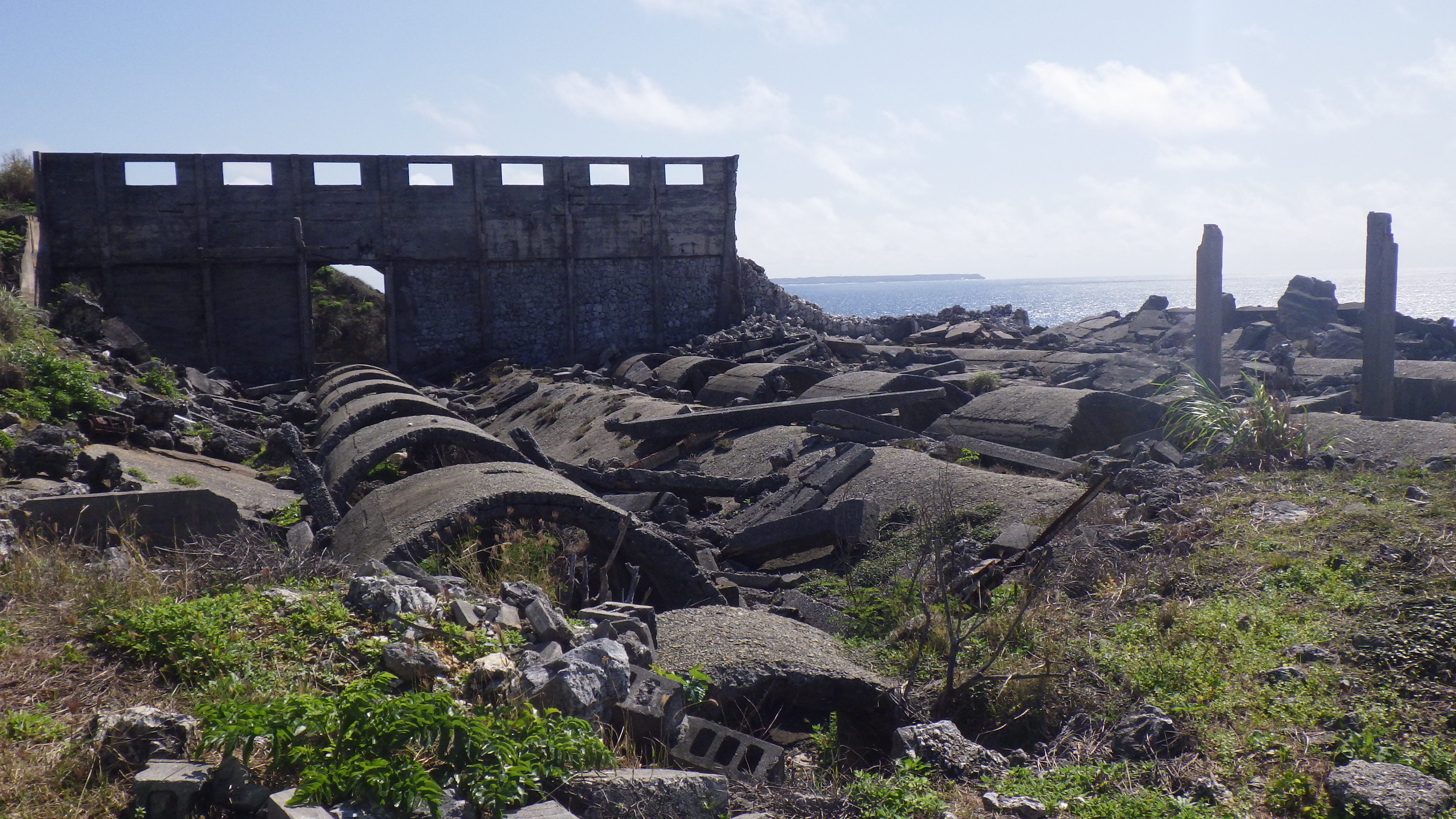 北大東島の燐鉱石貯蔵庫跡