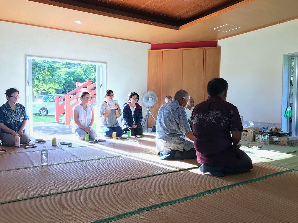 沖縄本島の北部に残る伝統行事のひとつ ウンジャミ神主の男性が「テルクグチ」を歌う