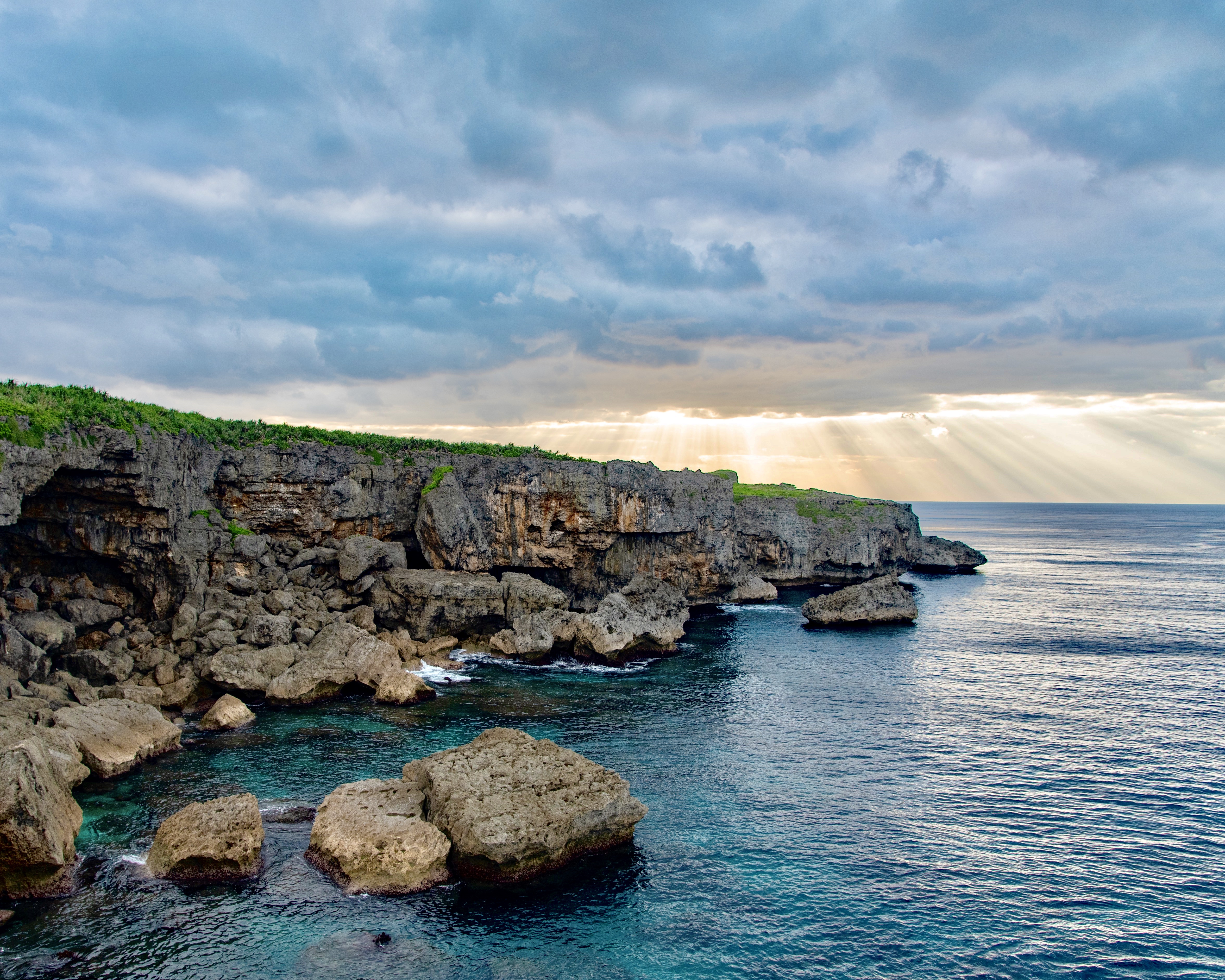 朝日を迎える断崖 Okinawa41 朝日を迎える断崖 Okinawa41