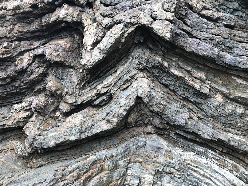 伊平屋島の「天岩戸伝説」である「クマヤ洞窟」の岩の壁