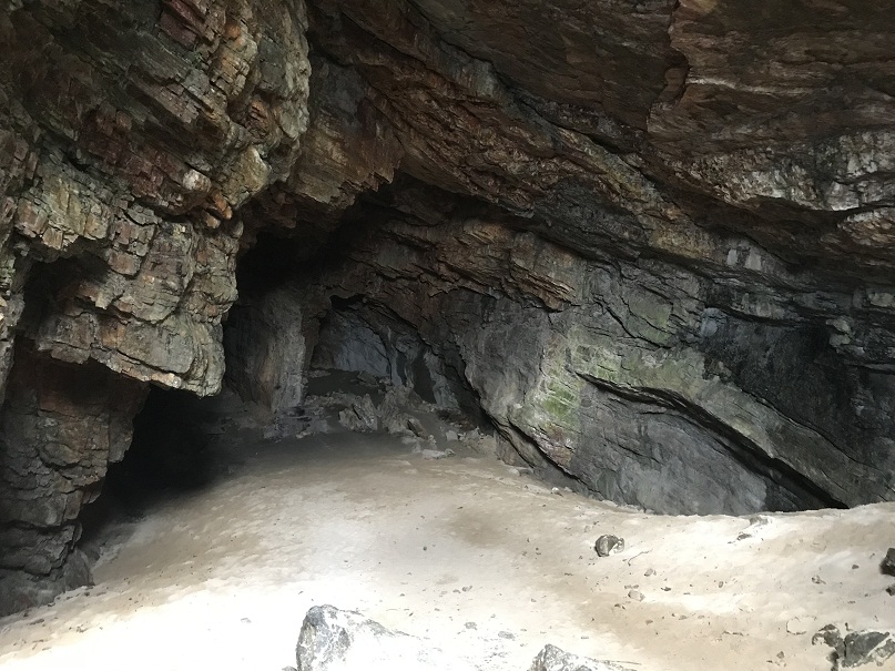 伊平屋島の「天岩戸伝説」である「クマヤ洞窟」の中