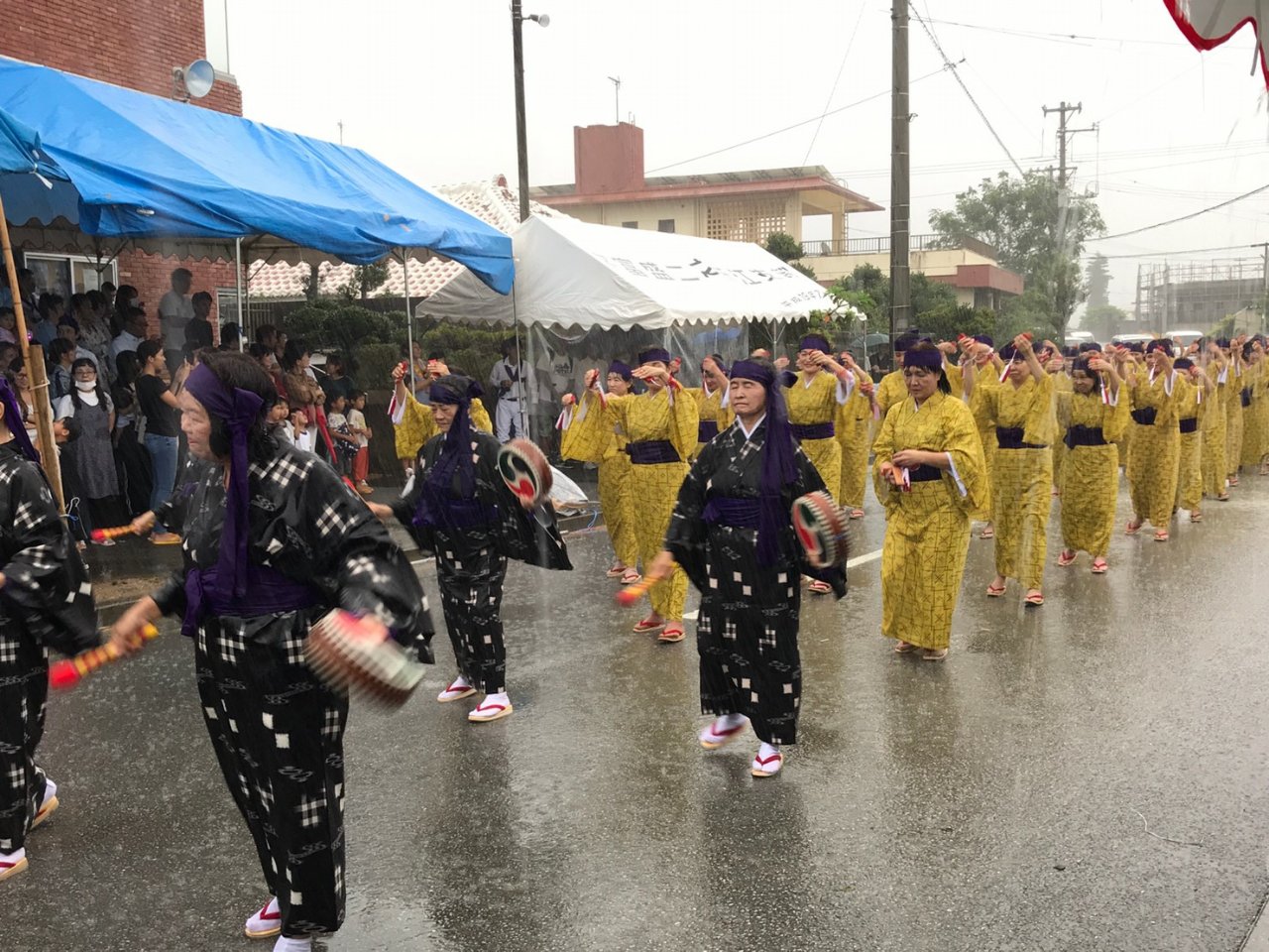 土砂降りの雨の中の八重瀬町十五夜祭り