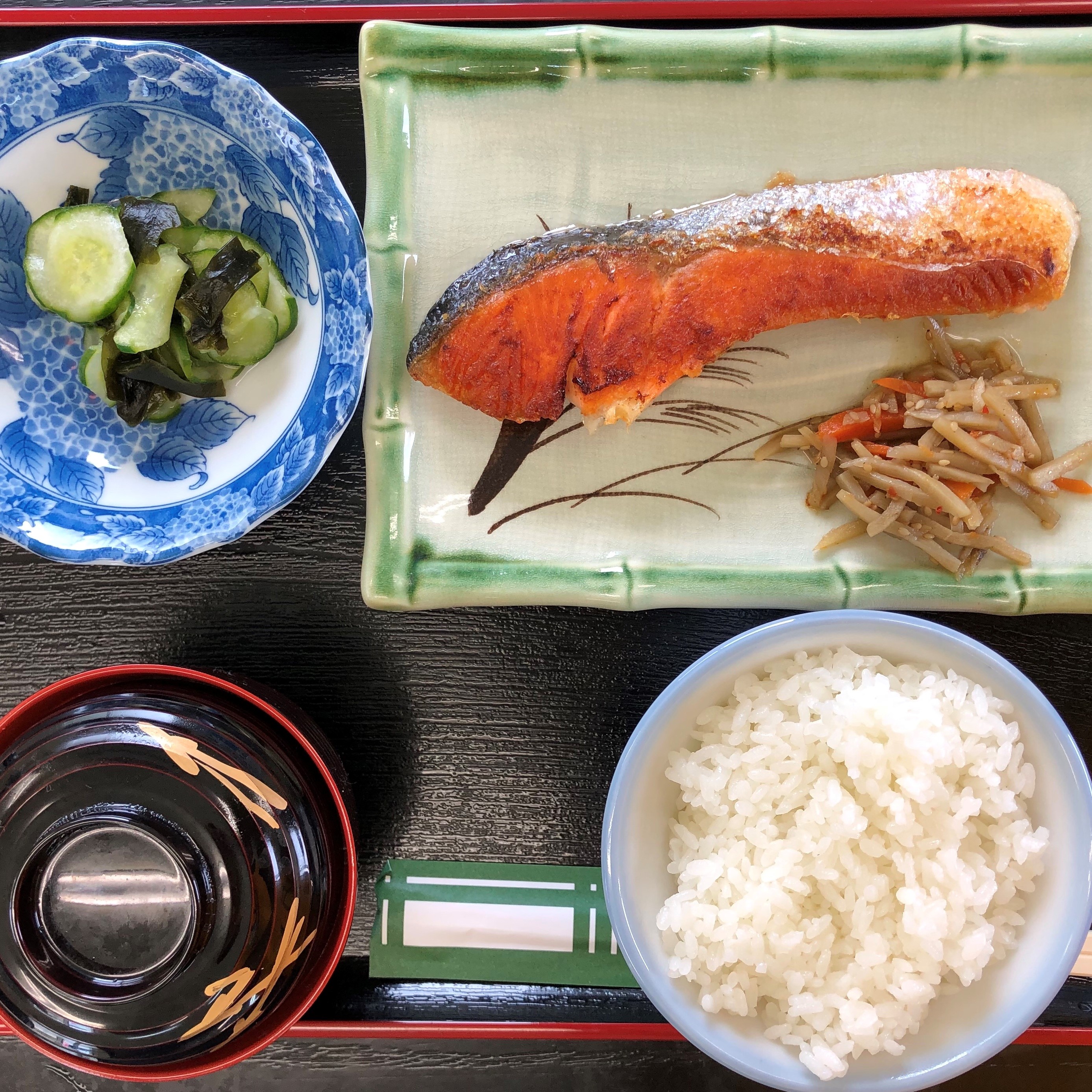 定食屋さんの定番「シャケ定食」