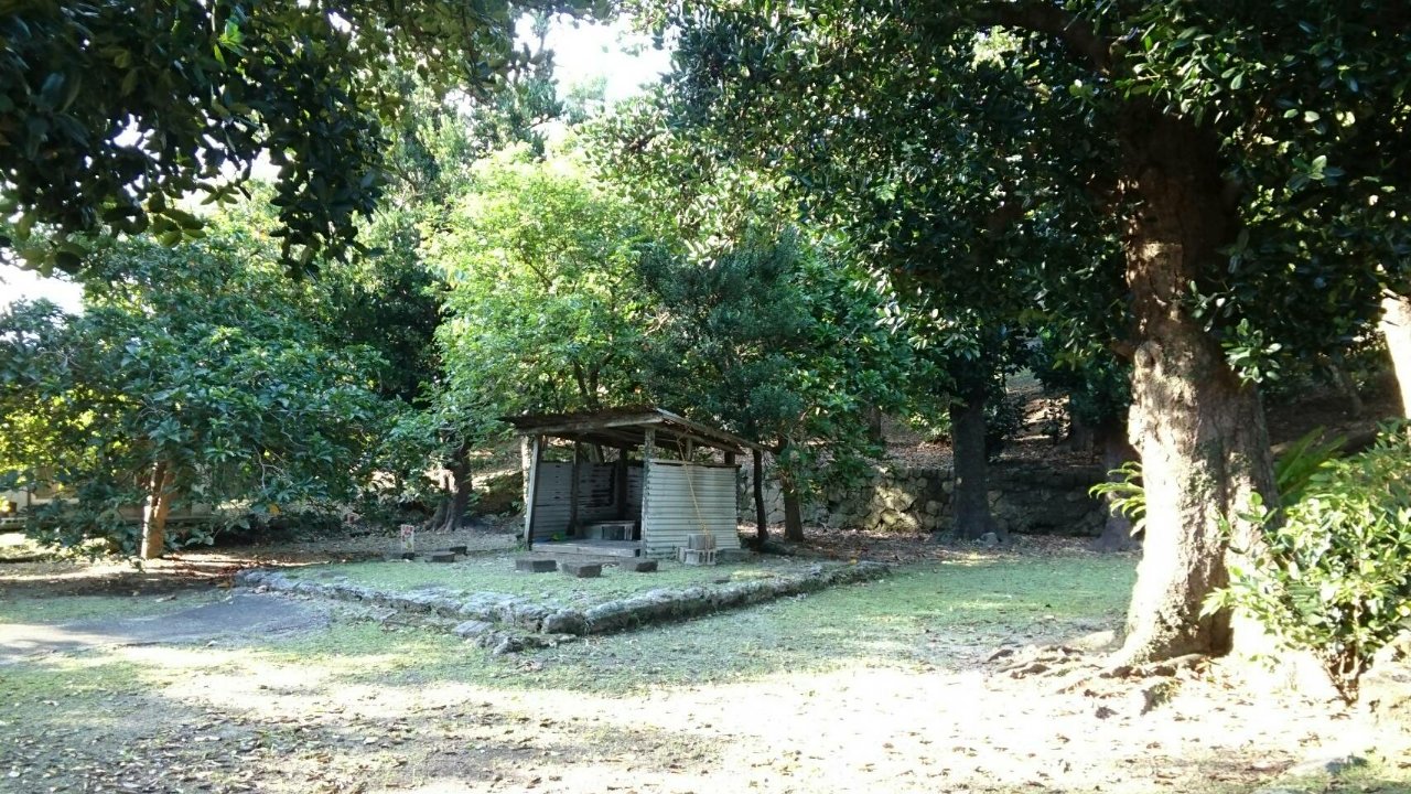 トタン葺きの神屋が再建