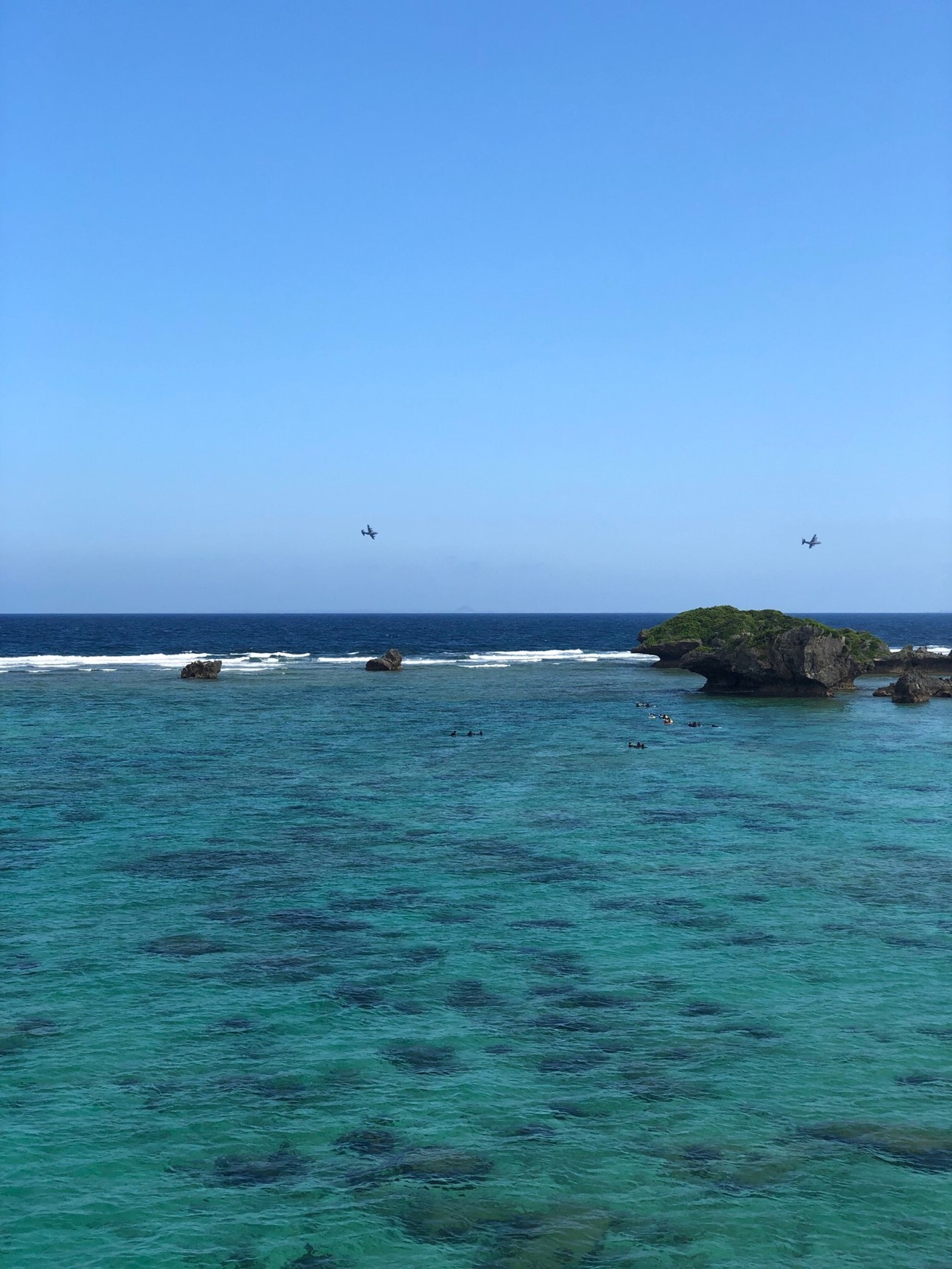 美しい海と飛行機