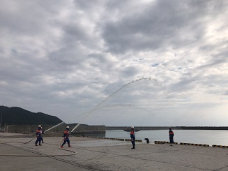 伊平屋村消防団出初式で消火活動の様子