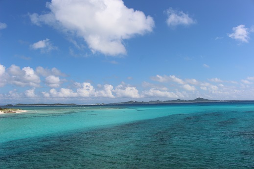 晴れた日には遠くに伊江島が