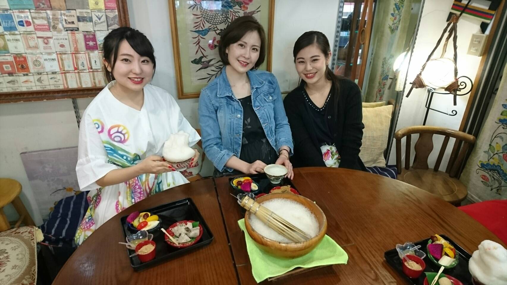 ぶくぶく茶屋 嘉例山房の店内での琉球大学の女子大生の3ショット