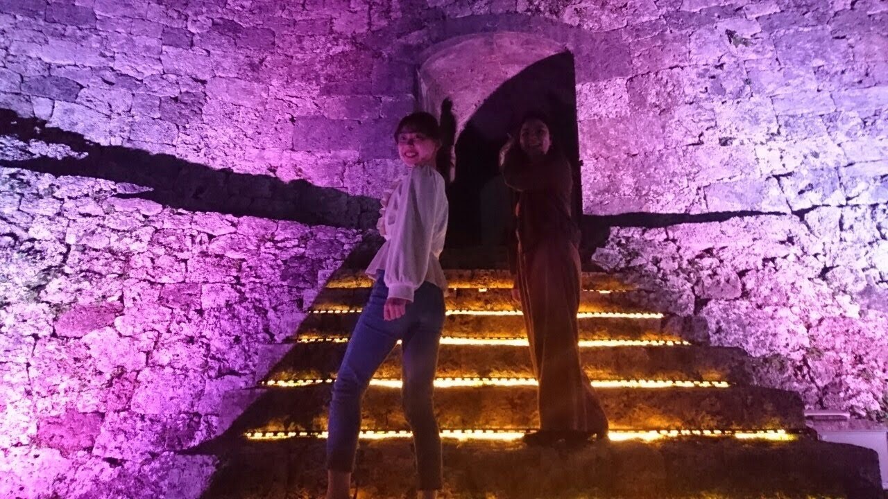 座喜味城跡の紫色のライトアップ