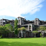 書籍と巡る沖縄vol.2「沖縄島建築」ー建物と暮らしの記憶と記録ー味な建物探訪　岡本尚文著