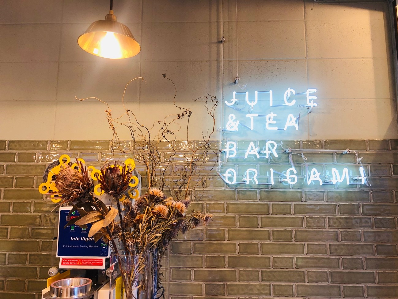 Juice & Tea Bar ORIGAMI 北谷アメリカンヴィレッジ店の店内