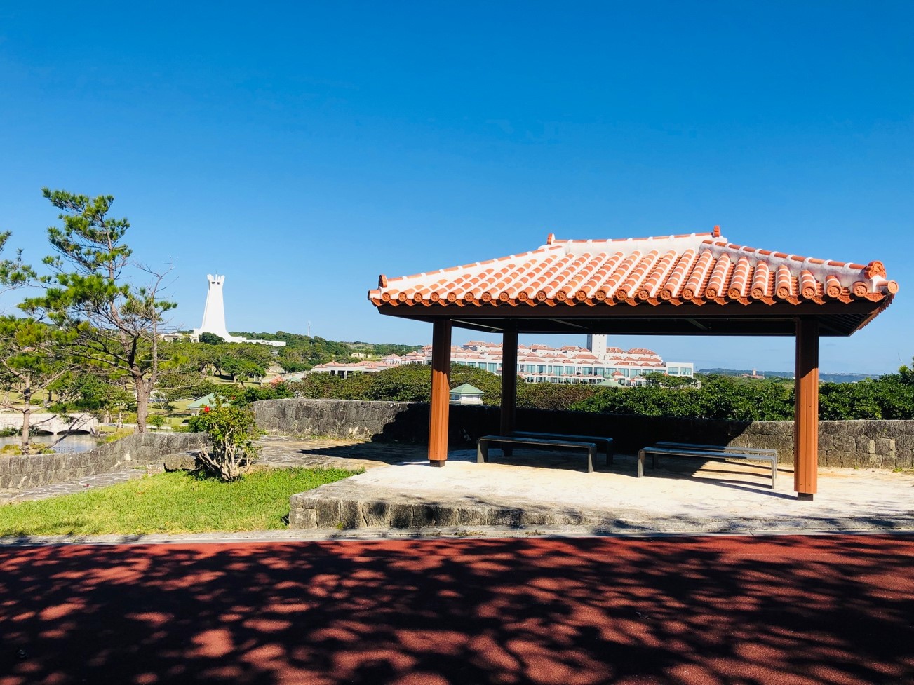 沖縄県糸満市「平和祈念公園」青空に映える赤瓦