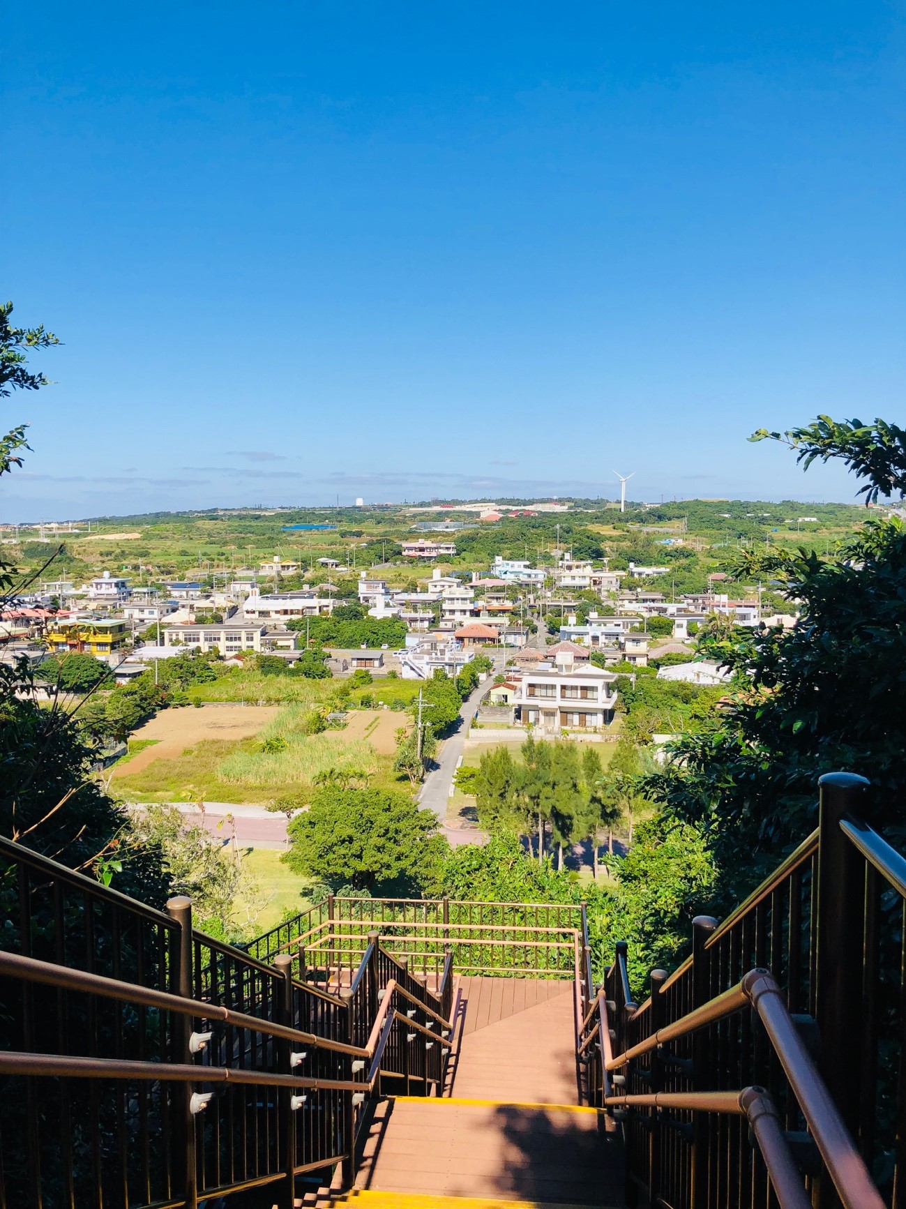 沖縄県糸満市「平和祈念公園」の「摩文仁の丘」の頂上から下り道　映画「君の名は。」を連想させる階段