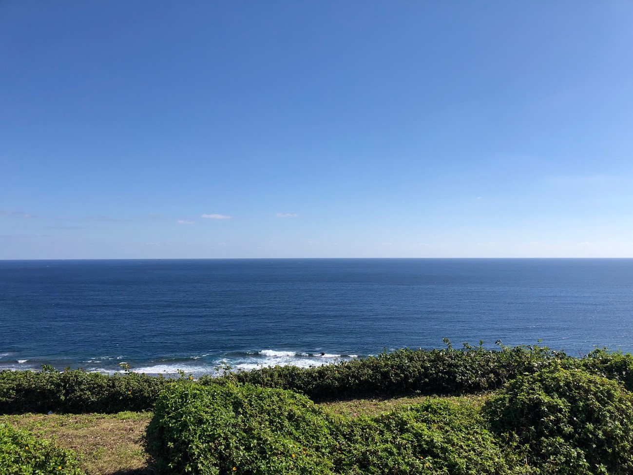沖縄県糸満市「平和祈念公園」の「平和の広場」から海を眺める