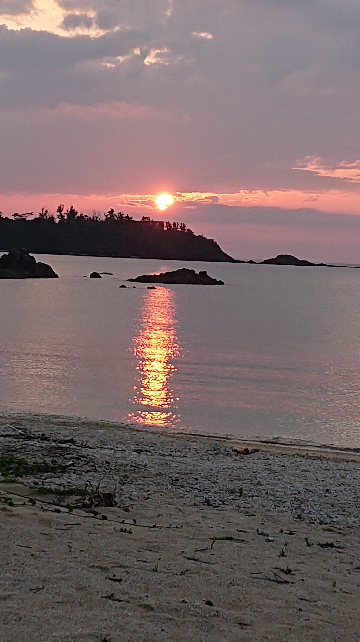 恩納村 とある浜…あの夕日は 夫…