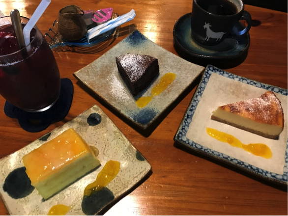 沖縄県名護市の古民家カフェ「喜色（Kiiro）」のスイーツ　ベイクドチーズケーキ、シークヮーサーとオレンジのケーキ、ガトーショコラ