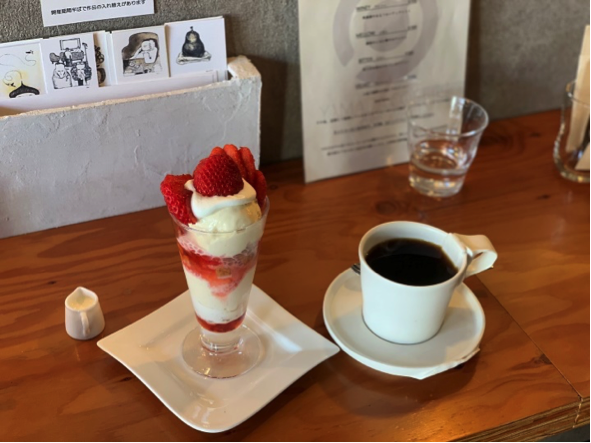 宜野湾のカフェ+珈琲焙煎店「YAMADA COFFEE OKINAWA 山田珈琲 沖縄」いちごパフェとワイニ