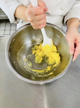 無塩バターをボールに入れ混ぜ、クリーム状にする。