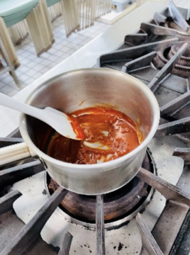 豆腐ようを漉し器で漉して、一度沸騰させて粗熱を取っておく